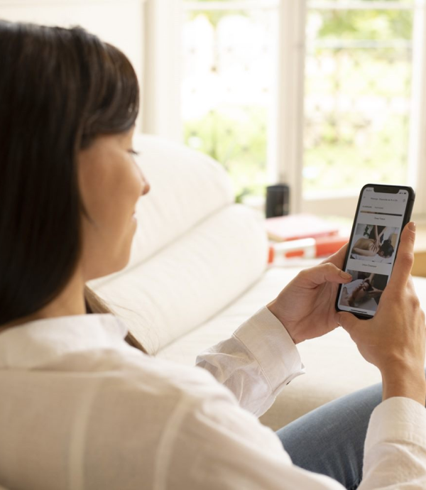 Cliente d'Urban réservant un massage à domicile sur l'application