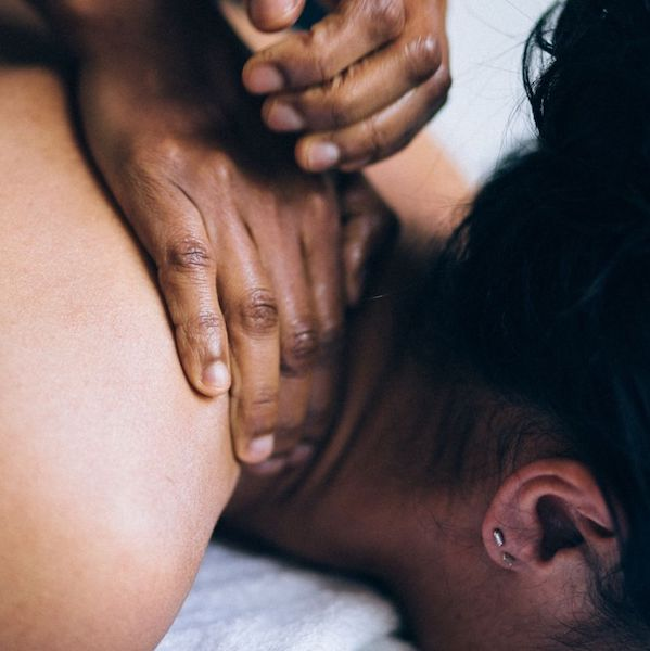 Praticien réalisant un massage suédois sur les cervicales d'une patiente
