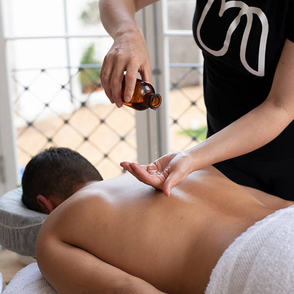 Masseur utilisant de l'huile de massage pour un soin ayurvédique